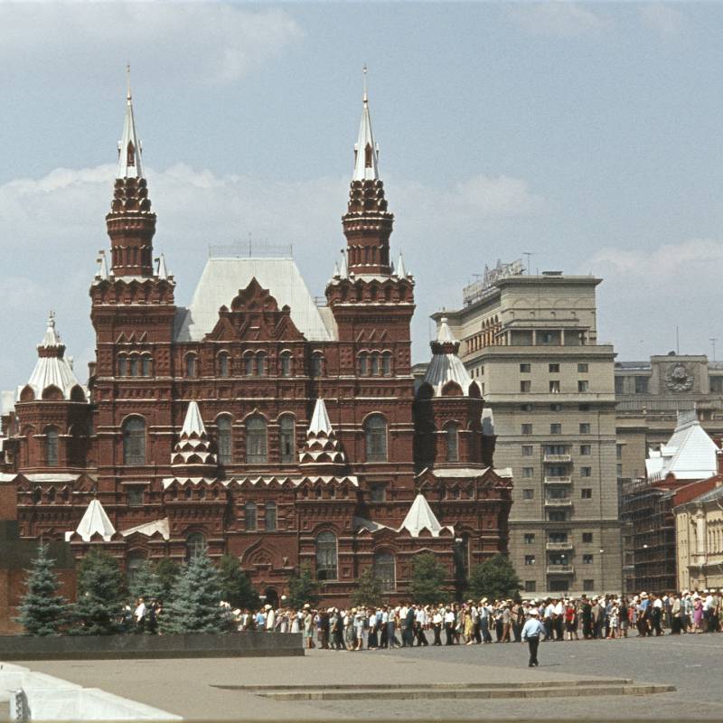 krasnaja_ploschad_istoricheskij_muzej_mavzolej_lenina_001.jpg