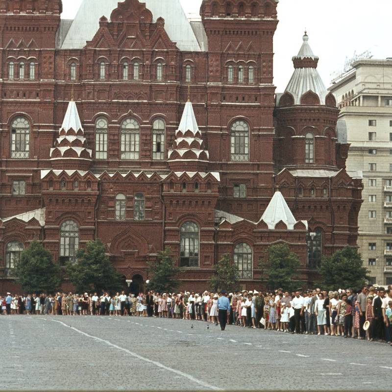na_krasnoj_ploschadi_istoricheskij_muzej_ochered_v_mavzolej_lenina.jpg