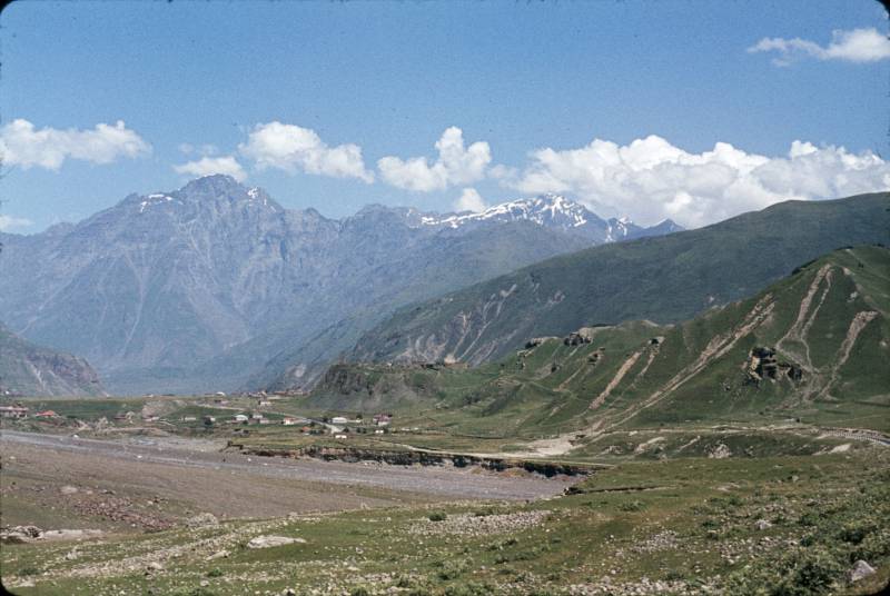 po_doroge_na_ordzhonikidze._derevnja_sioni_i_kazbek_5043_m_.jpg