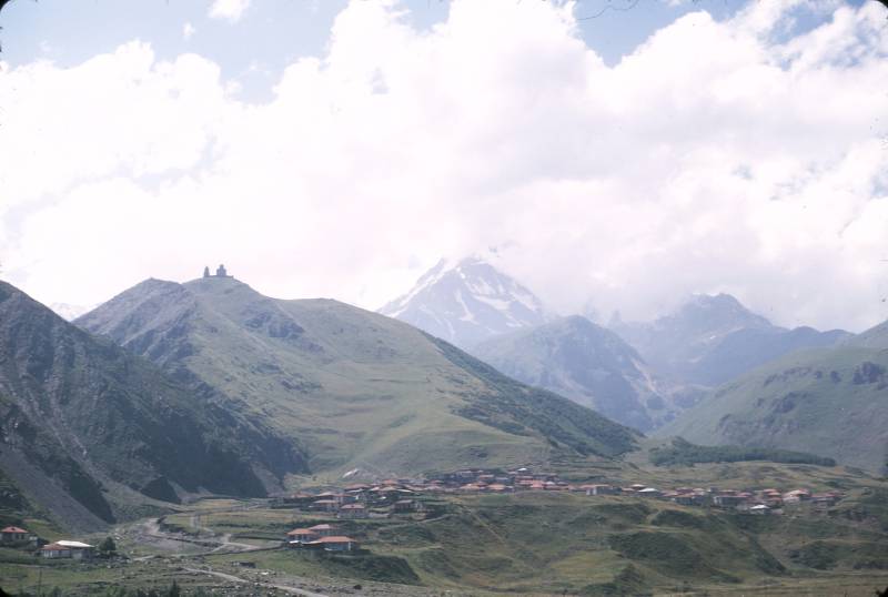 po_doroge_na_ordzhonikidze._dolina_tereka._gora_kazbek_i_selo_kazbegi.jpg