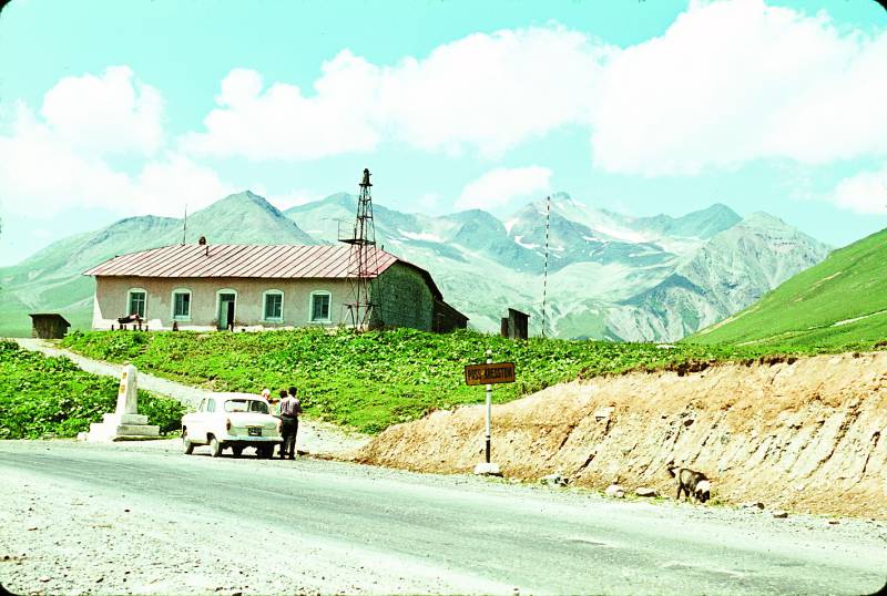 po_doroge_v_ordzhonikidze._na_voenno-gruzinskoj_doroge.jpg
