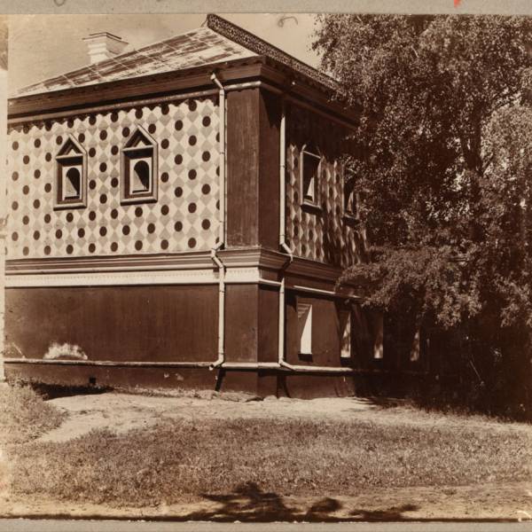 dom_romanovykh_v_ipat_evskom_monastyrie_s_pravoi_storony_._kostroma_.jpg