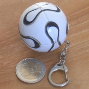 2x2x2_football_keych.jpg