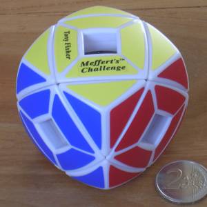 holey_skewb_pillow_w.jpg