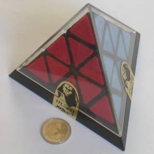 pyraminx_blind_boxed.jpg